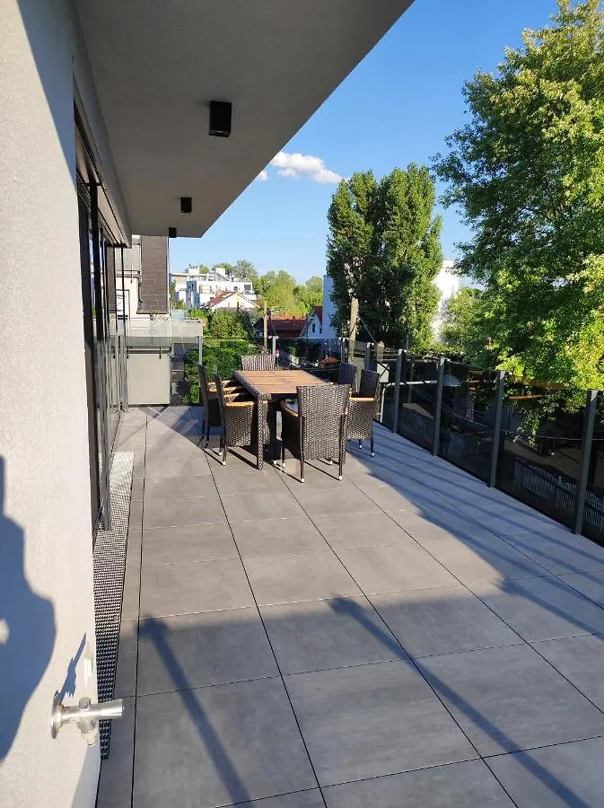 Luxurioeses Penthouse Mit Blick Auf Die Uno-City Und Dem Kaiserwasser. 3Schlafzimmer, 2 Baeder, Privat Lift Ins Apartment Wien